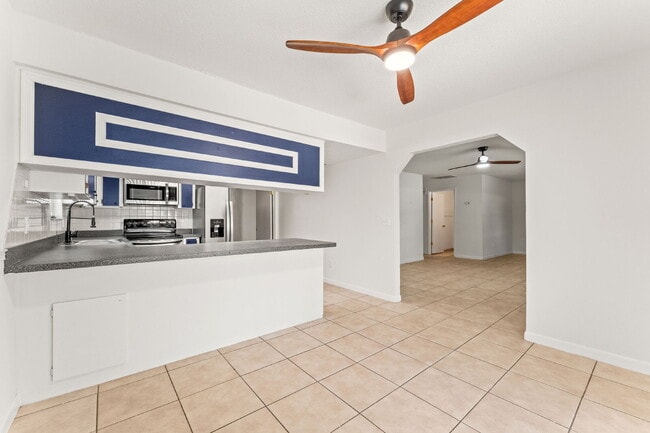 Building Photo - **FIRST MONTH FREE RENT OFFER** Charming 2-Bed Duplex Retreat in Edgewater, so close to the beach...