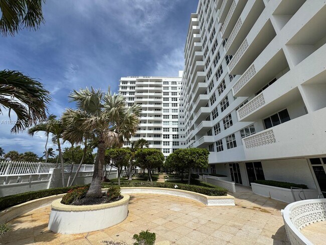 Building Photo - 4747 Collins Ave