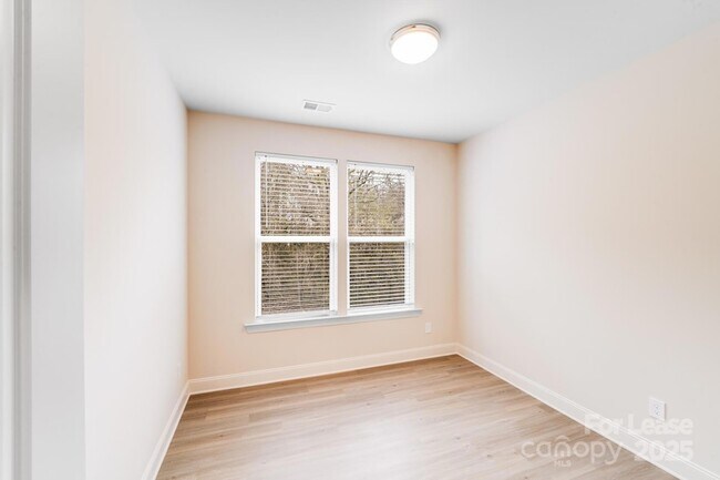 Building Photo - 645 Brookwood St