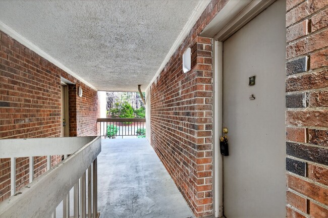 Building Photo - Charming 2BR Bolinwood Condo in Prime Chapel Hill Location!
