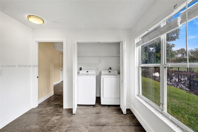 Building Photo - 457 Vista Isles Dr