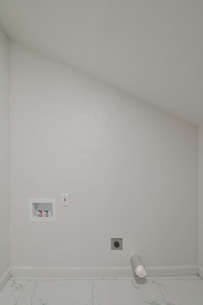 Building Photo - 4013 Mallard Dr