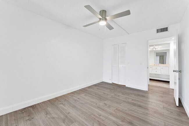 Building Photo - 1052 Hythe A