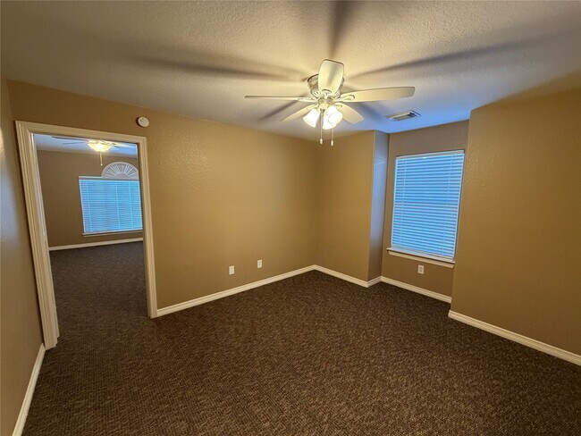 Building Photo - 9110 Prairie Trails Dr