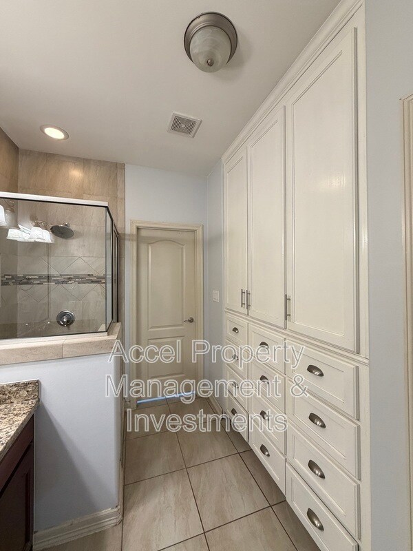Building Photo - 1402 Mulberry Dr
