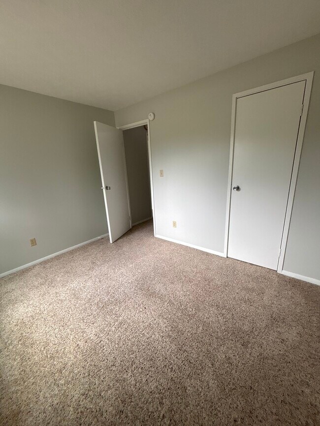 Building Photo - 2 bed 1.5 bath condo