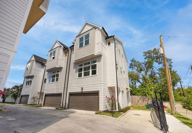 Building Photo - 2121b Hoskins Dr