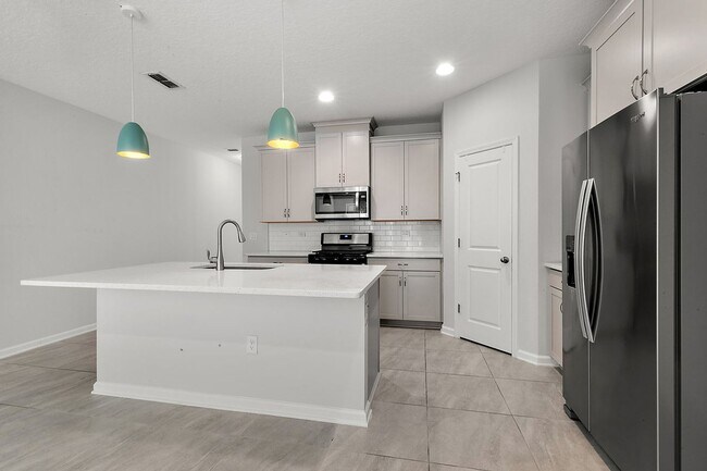 Building Photo - Contemporary Townhouse in East Village!