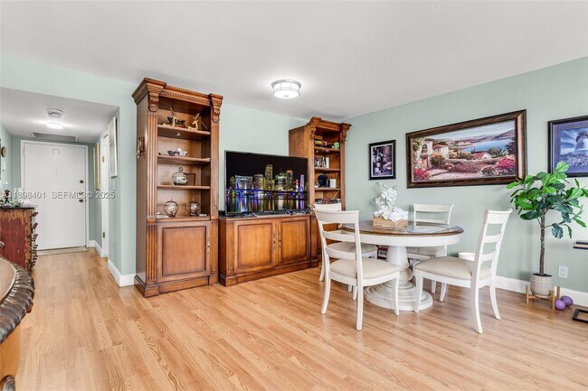 Building Photo - 1915 Brickell Ave