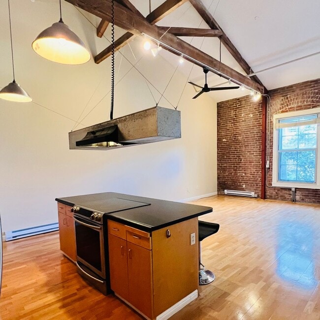 Building Photo - Chic Industrial Living: 2 Bed, 2 Bath Harb...