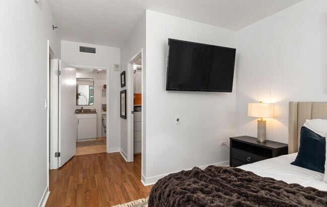 Building Photo - 425 W Beech St