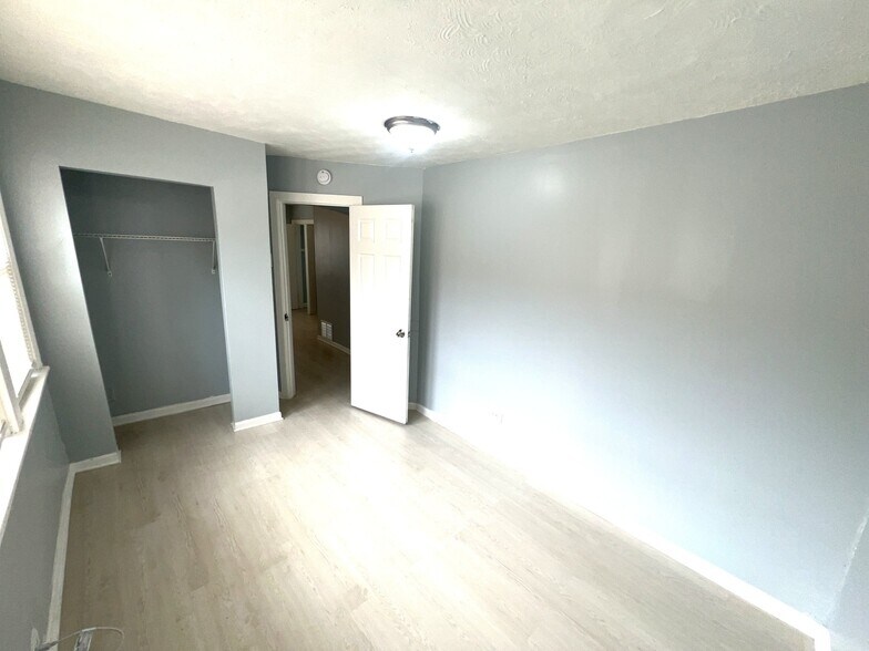 Building Photo - 9147 S Woodlawn Ave