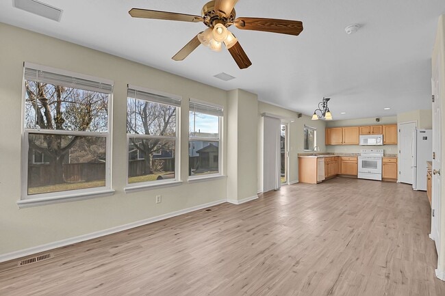 Building Photo - 3 bedroom, 2 bath home with 2 car garage in Highlands Ranch