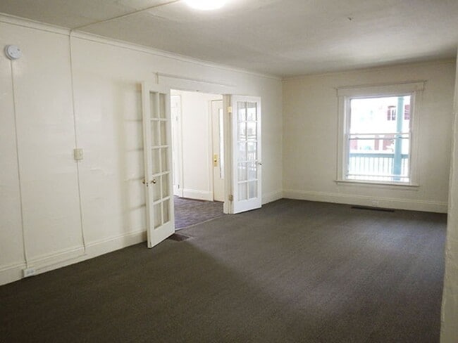 Building Photo - 909 Lancaster Ave
