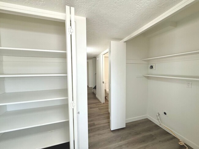Building Photo - Open House June 20th | 3 Bedroom Townhome in Holladay