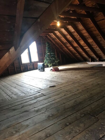 Building Photo - 502 Main St