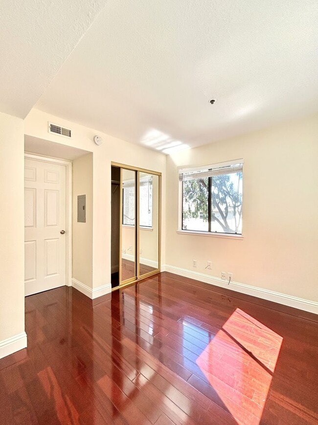 Building Photo - First-Floor 2-bedroom/2-bathroom Condo In San Carlos Available Now!