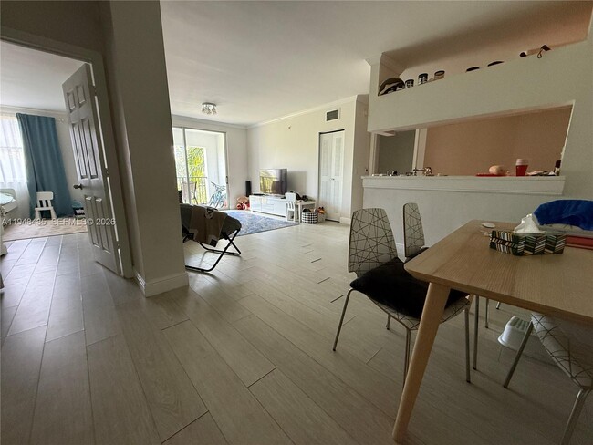 Building Photo - 17145 N Bay Rd