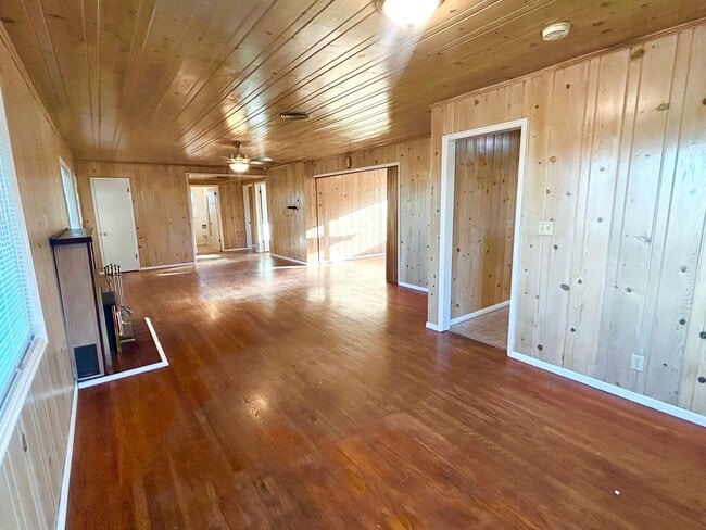 Building Photo - Great home just outside of town!