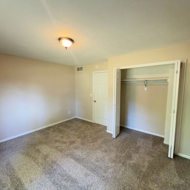 Building Photo - 3 Bedroom Duplex in Rockford!