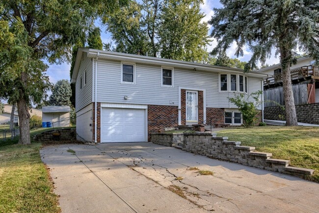 Building Photo - Must See Updated Bellevue Home!!