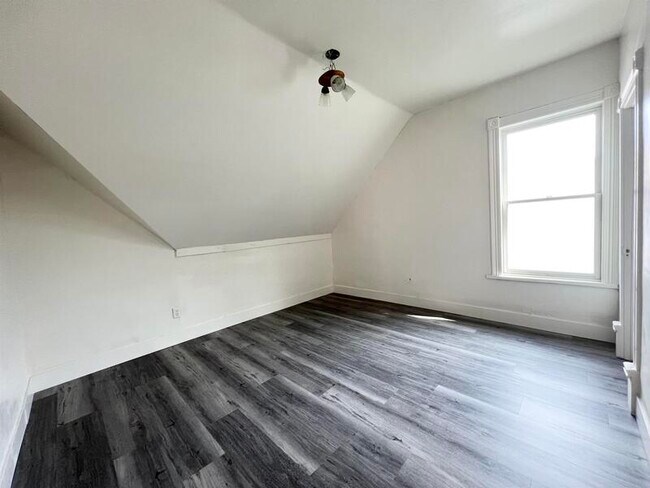 Building Photo - 615 S 900 E