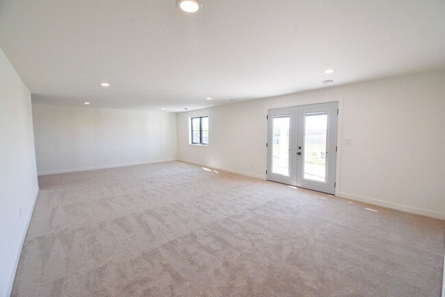 Building Photo - Luxury Country Side Living: 4 bed 3 bed St...