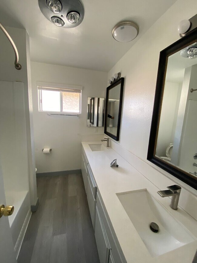 Building Photo - Julian House (DMM125)