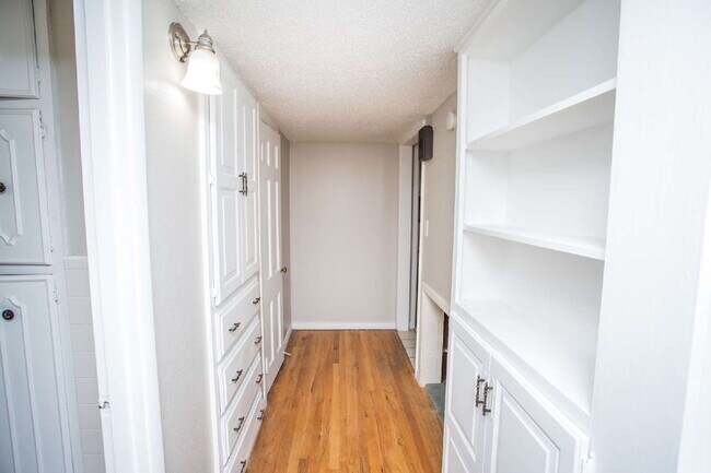 Building Photo - "Spacious 5-Bed Oasis with Granite Elegance & Hardwood Charm in Lubbock!"