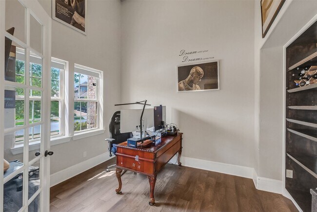 Building Photo - 2610 Orleans Way