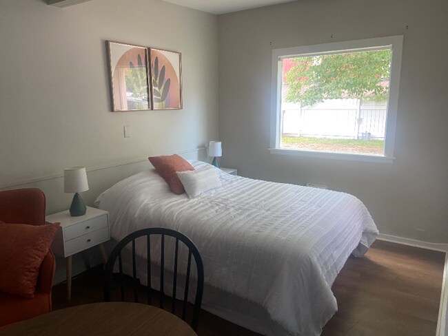 Building Photo - 308 E Cherry Alley