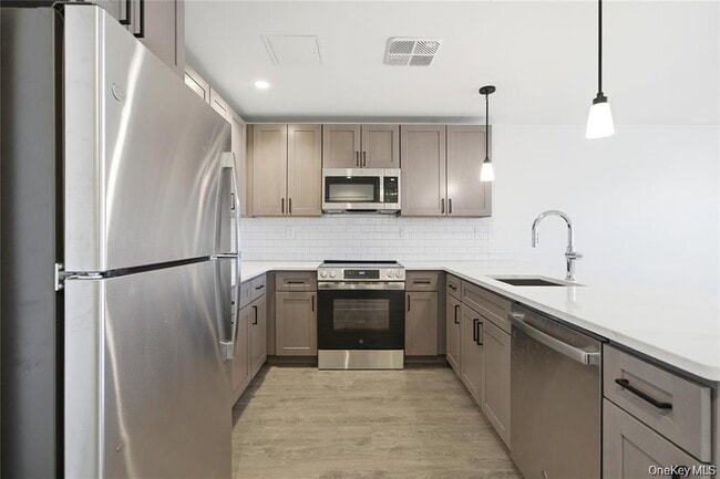 Building Photo - 180 Deer Park Ave