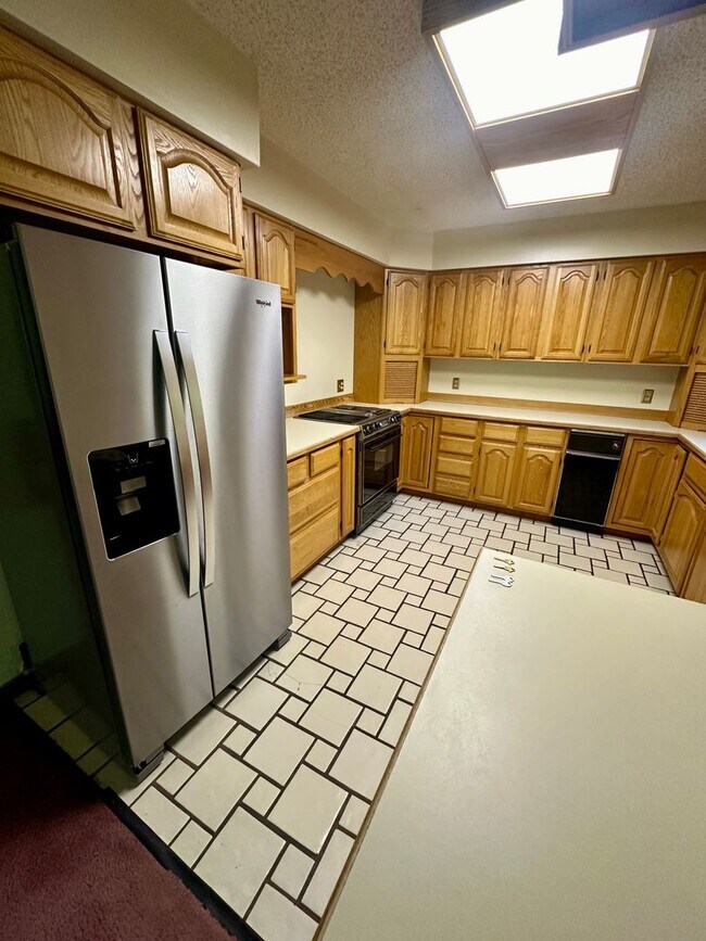 Building Photo - ALL UTILITIES INCLUDED! Spacious 1 Bed, 1 Bath Unit