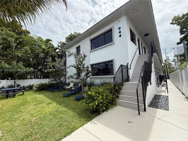 Building Photo - 944 Jefferson Ave