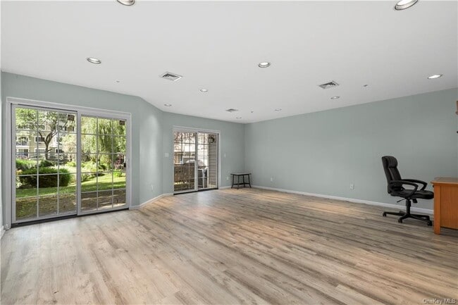 Building Photo - 611 Pondside Dr