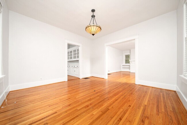 Building Photo - Charming 3BE/2BA cottage in a great location of Belmont-Hillsboro!
