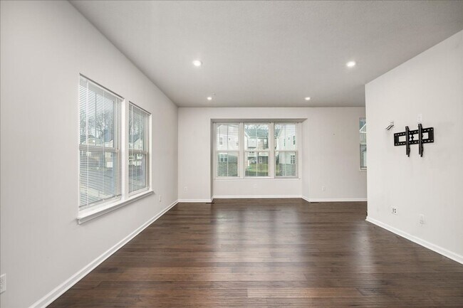 Building Photo - END UNIT EXTRA LARGE TOWNHOME FOR LEASE