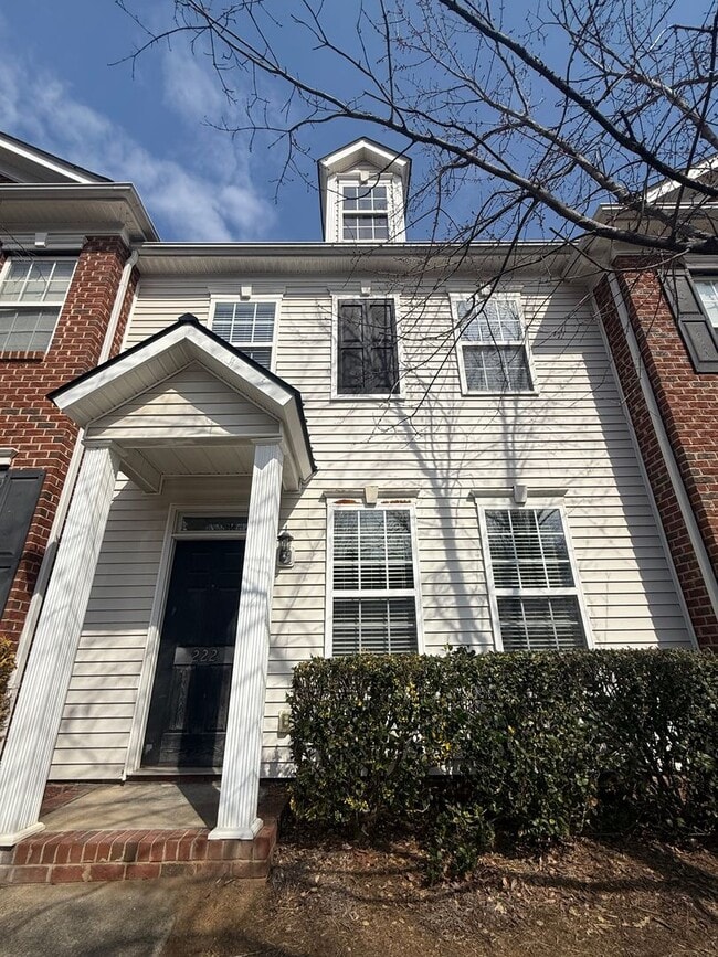 Building Photo - Three Bedroom Townhouse in Regent Park!