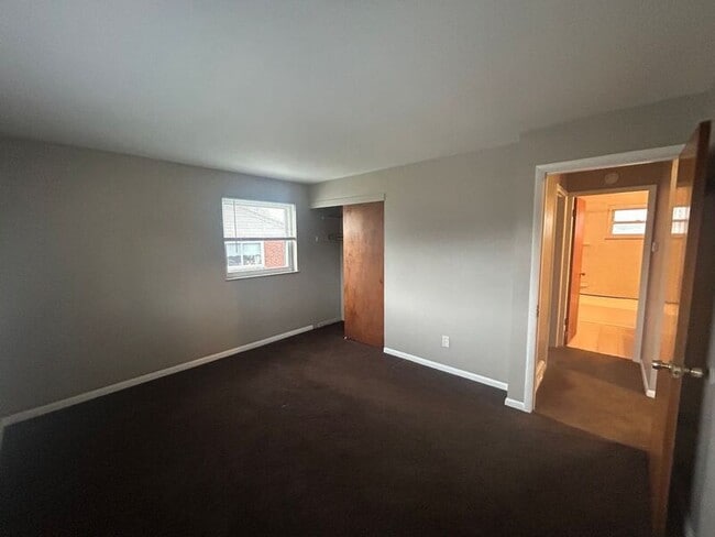 Building Photo - 5150 Chantilly Dr