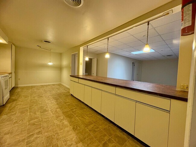 Building Photo - 1325 W Poplar St