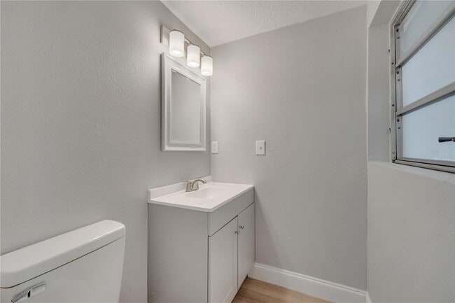 Building Photo - 2303 Bonneville Dr