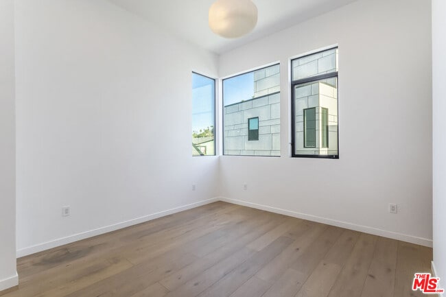 Building Photo - 906 Benton Wy