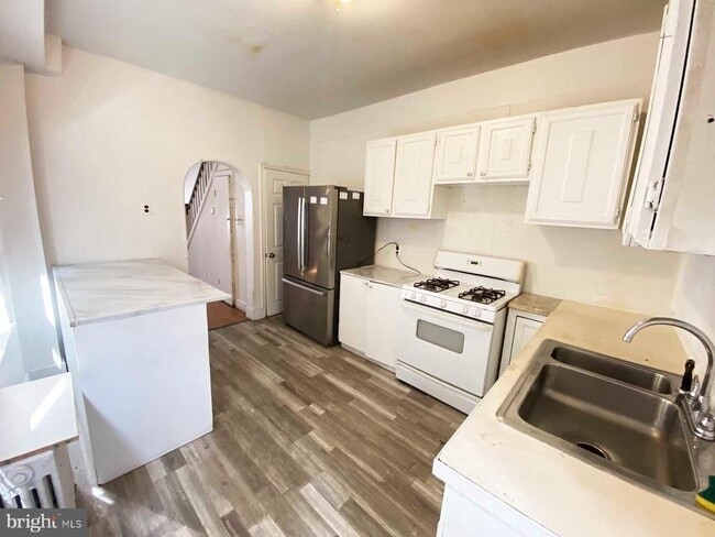 Building Photo - 534 E Indiana Ave