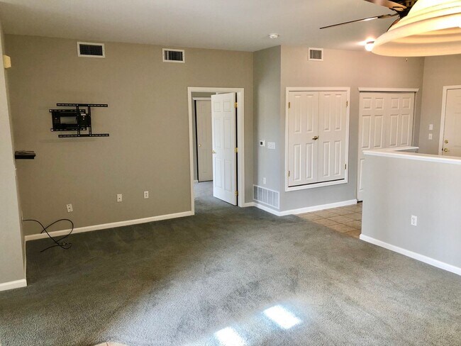 Building Photo - Bright & Inviting 1st Floor Condo for Rent!