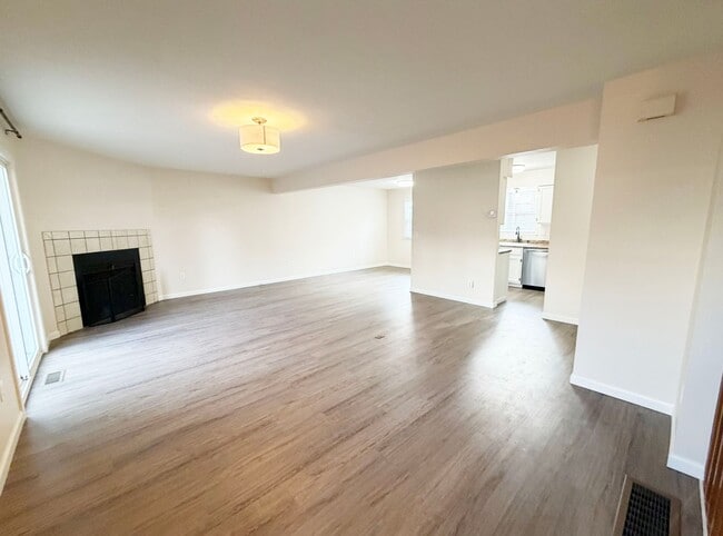 Building Photo - Exceptional 3-bedroom, 2.5-bathroom end unit townhouse located in Arvada