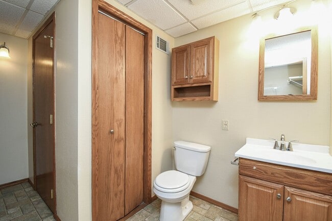 Building Photo - Spacious 5-Bedroom Split-Level in Southwest Sioux Falls with 4-Season Room & Fenced Yard!