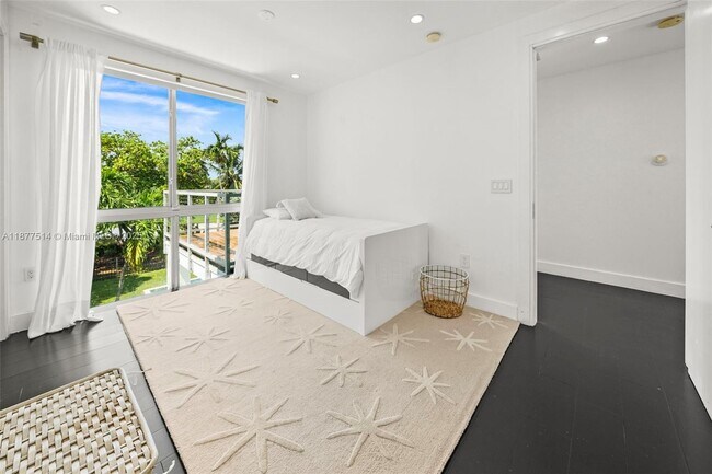 Building Photo - 6050 La Gorce Dr