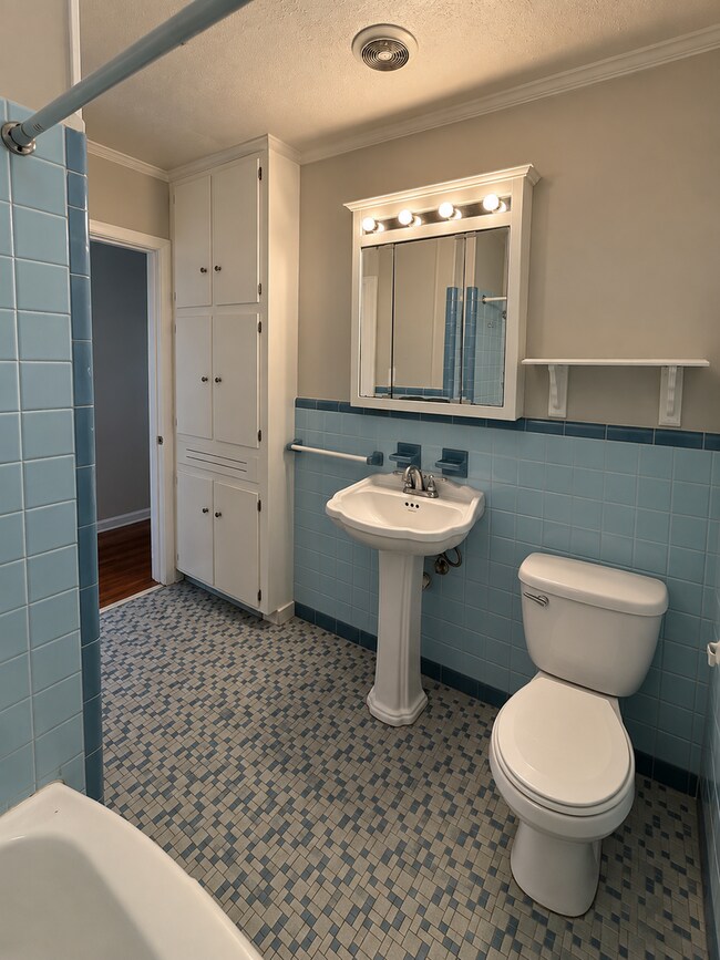 Building Photo - 2505 Douglas Dr
