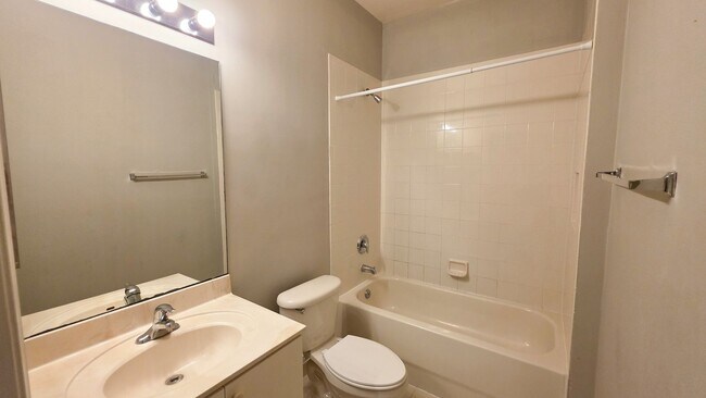Building Photo - 2565 Langrove Ln SW
