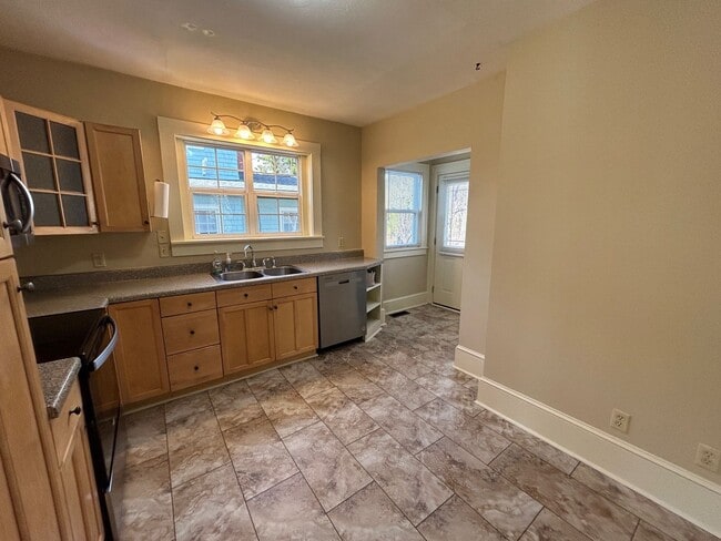 Building Photo - Central - Beautifully Restored and Updated Apartment